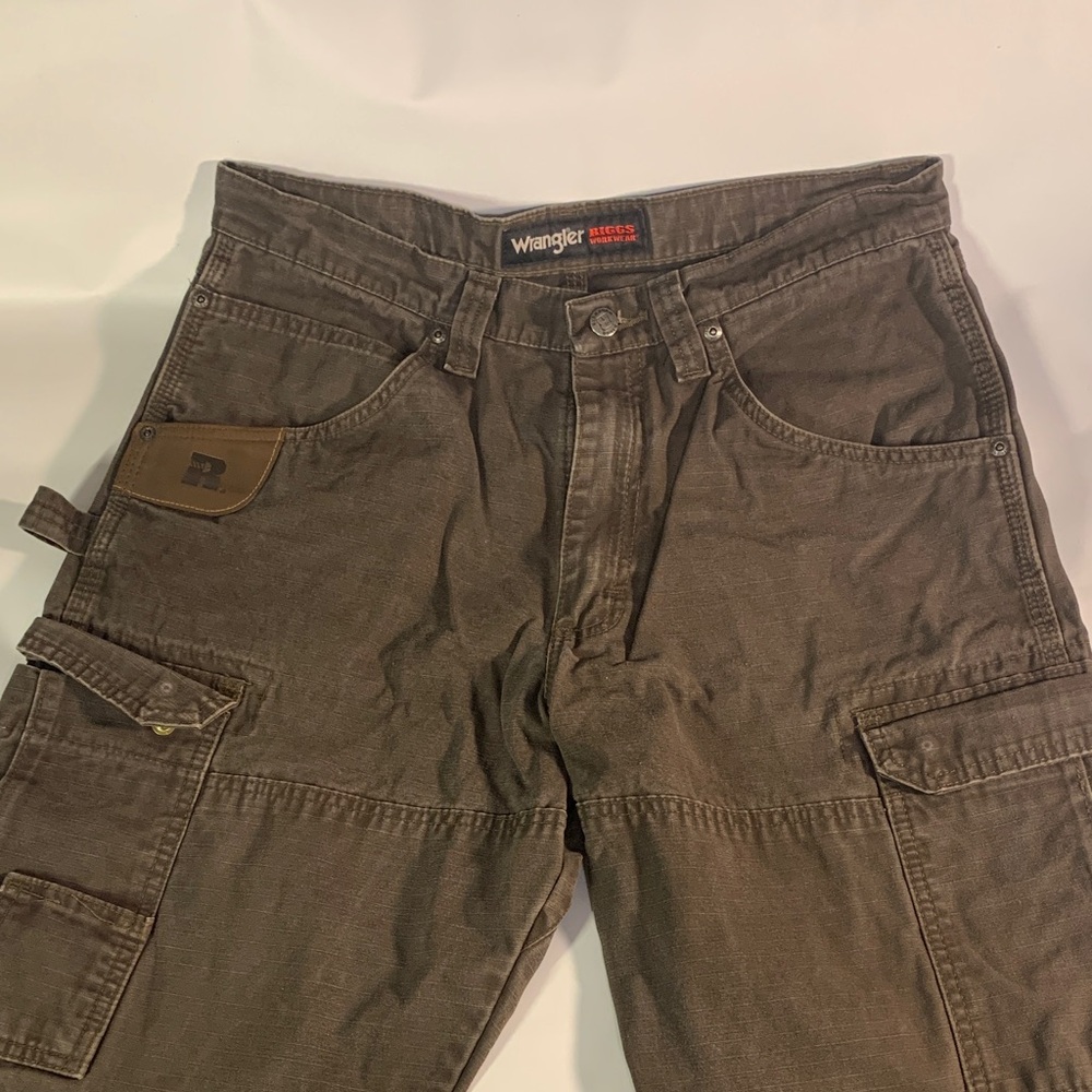 Wrangler Men's Dark Brown Cargo Pants. 33 inch waist, 32 inches length
